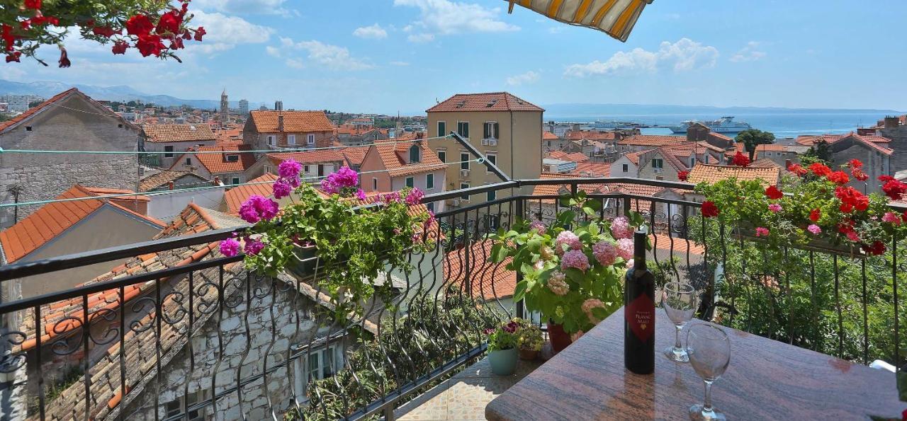 Apartments Angela With Old Town View Split Exterior foto
